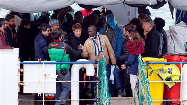 Migranti z lodi Sea-Watch 3 mohli po dvou tdnech opustit palubu a vstoupit na italskou pdu v pstavu Katnie. (31. ledna 2019)