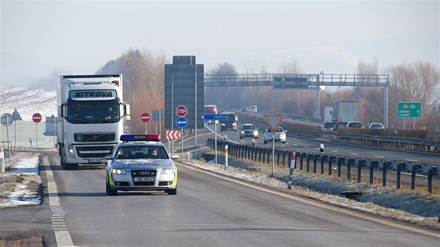 Veterinrn sprva ve spoluprci s polici na Liberecku kontroluje kamiony kvli pevozu zvadnho hovzho masa z Polska. (5. nora 2019)