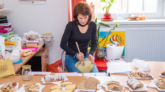 Alena Koscelnkov ve Zln vede kurzy peen kvskovho chleba.