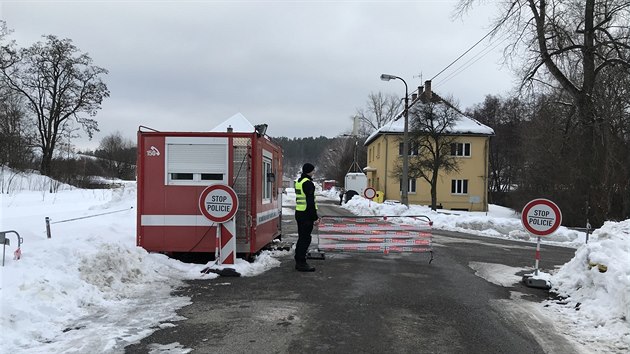 Policist psob v arelu bvalch muninch sklad ve Vlachovicch na Zlnsku i v zim, kdy jsou pyrotechnick prce kvli snhu pozastaven (2019).