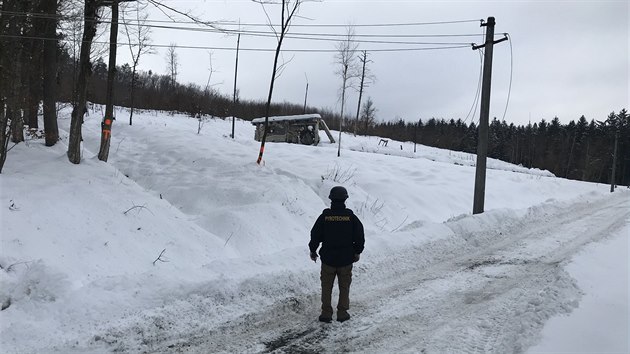 Policist psob v arelu bvalch muninch sklad ve Vlachovicch na Zlnsku i v zim, kdy jsou pyrotechnick prce kvli snhu pozastaven.