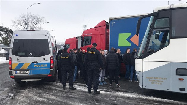 Fanouci basketbalu ze Srbska kradli na benzinov stanici na D1. Jeden sprejem pokreslil ze. (6. 2. 2019)