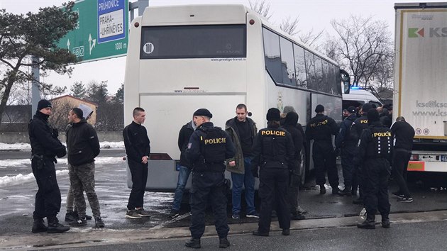 Fanouci basketbalu ze Srbska kradli na benzinov stanici na D1. Jeden sprejem pokreslil ze. (6. 2. 2019)