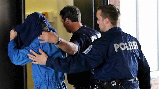 Momentka z roku 2004: policist eskortuj Mattiho Nyknena, obvinnho z toku noem.