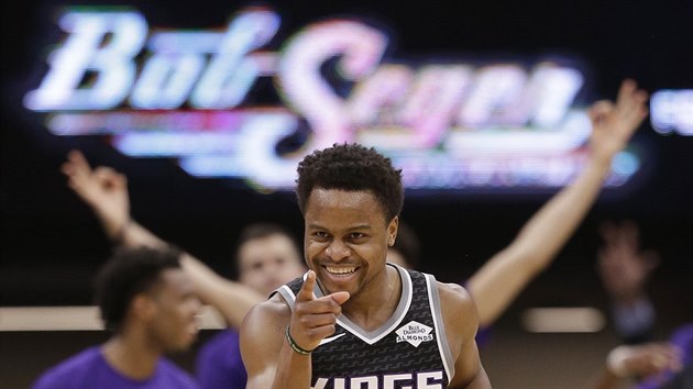 Yogi Ferrell ze Sacramenta oslavuje svou trojku.