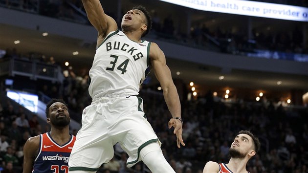 Janis Adetokunbo z Milwaukee smeuje do koe Washingtonu kolem Jeffa Greena (vlevo) a Tome Satoranskho.