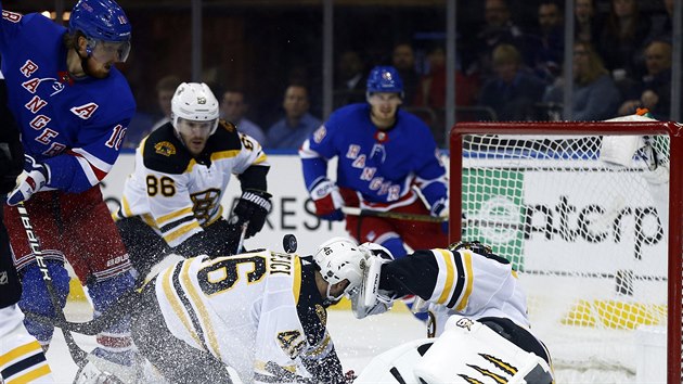 Bostonsk tonk David Krej se vklee sna pomoct svmu branki Jaroslavu Halkovi bhem zpasu s NY Rangers.