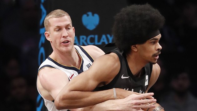 Mason Plumlee (vlevo) z Denveru fauluje Jarretta Allena z Brooklynu.