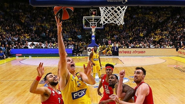 Michael Roll z Maccabi posl m do koe Olympiakosu.