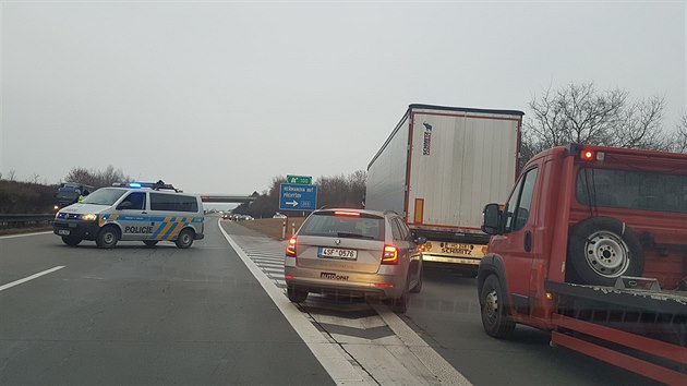 Dlnici D5 ve smru z Prahy na Rozvadov na 103. kilometru zastavila nehoda dvou kamion. Policist odklnj dopravu. (1. 2. 2019)