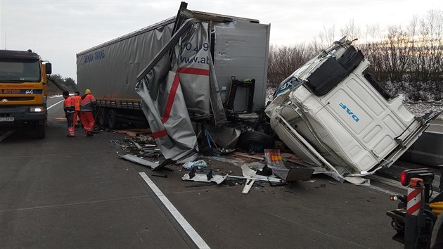 Nehoda dvou kamion zcela uzavela dlnici D5 na 103. kilometru. (1. 2. 2019)