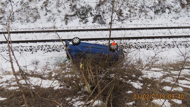 Sedmdestilet idi usnul pi jzd u obce Hlubok na Domalicku za volantem. Jeho auto sjelo ze svahu a zastavilo se tsn u kolej.