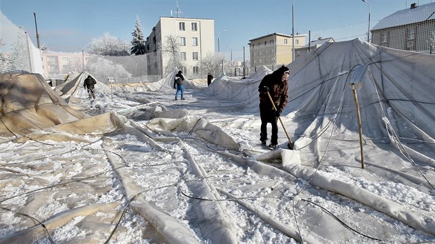 Nafukovac hala v plzesk tvrti Lobzy neunesla tk snh a spadla. (5. 2. 2019)