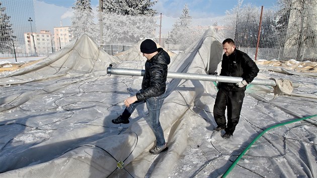 Nafukovac hala v plzesk tvrti Lobzy neunesla tk snh a spadla. (5. 2. 2019)