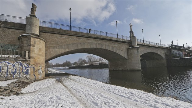 Rooseveltv most v Plzni se letos zhruba na tyi msce uzave pro osobn automobilovou dopravu. Kvli oprav. (8. 2. 2019)