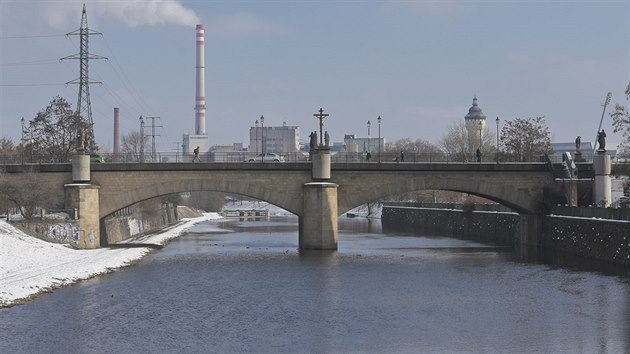 Rooseveltv most v Plzni se letos zhruba na tyi msce uzave pro osobn automobilovou dopravu. Kvli oprav. (8. 2. 2019)