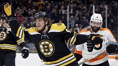 David Pastrňák z Bostonu se raduje ze vstřelené braky proti Philadelphii, za... David Pastrňák z Bostonu se raduje ze vstřelené braky proti Philadelphii, za...