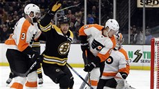 David Pastrňák z Bostonu slaví gól proti Philadelphii. David Pastrňák z Bostonu slaví gól proti Philadelphii.