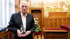 LEGENDA. Karel Brückner převzal Evropskou cenu Fair Play s názvem „Spirit of... LEGENDA. Karel Brückner převzal Evropskou cenu Fair Play s názvem „Spirit of...