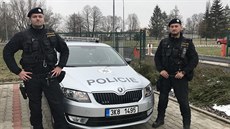 Policisté Vladislav Klimeš a Petr Krupa (zleva) z obvodního oddělení Karlovy... Policisté Vladislav Klimeš a Petr Krupa (zleva) z obvodního oddělení Karlovy...