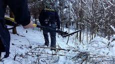 Pátrání po lupičích a ukradených špercích v karlovarských lázeňských lesích.... Pátrání po lupičích a ukradených špercích v karlovarských lázeňských lesích....