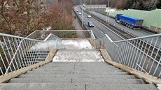 Kvůli opravě schodiště bude v Karlových Varech několik měsíců zavřená lávka... Kvůli opravě schodiště bude v Karlových Varech několik měsíců zavřená lávka...