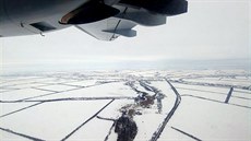 Výhled na ukrajinskou krajinu z dvoumotorového vojenského transportního letounu...