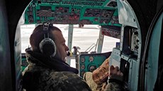 Helikoptéra Mil Mi-8 na letiti v Dnipru ped odletem delegace do Mariupolu...