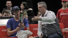 Jiří Lehečka poslouchá rady od kapitána Jaroslava Navrátila během zápasu proti... Jiří Lehečka poslouchá rady od kapitána Jaroslava Navrátila během zápasu proti...