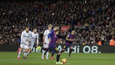 Lionel Messi z Barcelony dává gól z penalty během zápasu proti Valencii. Lionel Messi z Barcelony dává gól z penalty během zápasu proti Valencii.