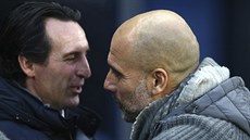 Trenér Manchesteru City Josep Guardiola (vpravo) objímá koue Arsenalu Unaie...