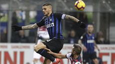 Mauro Icardi z Interu Milán (vlevo) a Danilo Larangeira z Boloni v souboji o...