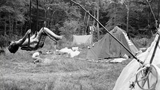 Nejprve se s absencí jakékoli pořadatelské aktivity v Powder Ridge hippies... Nejprve se s absencí jakékoli pořadatelské aktivity v Powder Ridge hippies...