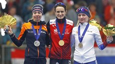 Mistryně světa ze závodu na 5000 metrů Martina Sáblíková (uprostřed) na... Mistryně světa ze závodu na 5000 metrů Martina Sáblíková (uprostřed) na...