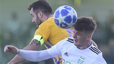 Karvinský Benjamin Čolič (vpravo) v hlavičkovém souboji s Janem Žídkem z Opavy Karvinský Benjamin Čolič (vpravo) v hlavičkovém souboji s Janem Žídkem z Opavy