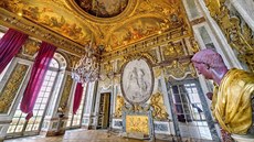 Interiér zámku ve francouzském Versailles, kde si manaer nechat vystrojit...