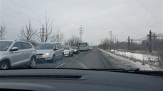 Kolona z Litvínova do Mostu na objížďce přes Komořany Kolona z Litvínova do Mostu na objížďce přes Komořany