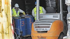 Chemici firmy Aquatest zjišťovali obsah záhadných barelů v hale ve... Chemici firmy Aquatest zjišťovali obsah záhadných barelů v hale ve...