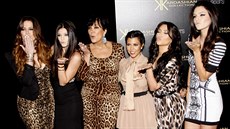 Khloe, Kylie, Kim, Kourtney a Kendall a jejich matka Kris Jennerová na party k...