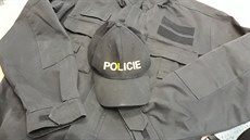 Policejní čepice a pracovní bunda, pomocí níž se podvodník snažil oklamat... Policejní čepice a pracovní bunda, pomocí níž se podvodník snažil oklamat...
