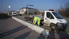 Pracovníci městské firmy na pokyn brněnského magistrátu odvezli z parkoviště za... Pracovníci městské firmy na pokyn brněnského magistrátu odvezli z parkoviště za...