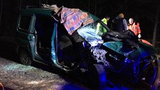 Náraz do stromu zdemoloval celou pravou stranu auta. Silnice mezi Jedlovou a... Náraz do stromu zdemoloval celou pravou stranu auta. Silnice mezi Jedlovou a...
