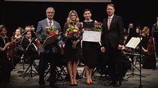 Dárcovský šek pro Infekční oddělení Nemocnice Jihlava ve výši 100 000 korun... Dárcovský šek pro Infekční oddělení Nemocnice Jihlava ve výši 100 000 korun...