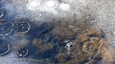Na dně západoněmeckého jezera Laacher See dřímá aktivní sopka, což se projevuje... Na dně západoněmeckého jezera Laacher See dřímá aktivní sopka, což se projevuje...