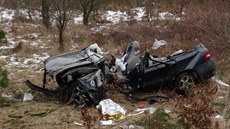 Při nehodě v Kostelci nad Černými lesy narazilo auto do stromu. Dva lidé... Při nehodě v Kostelci nad Černými lesy narazilo auto do stromu. Dva lidé...