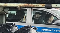 Policisté v Praze 10 zadrželi dva cizince, kteří přijeli v nákladovém prostoru... Policisté v Praze 10 zadrželi dva cizince, kteří přijeli v nákladovém prostoru...