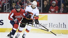 Michal Kempný z Washingtonu a James Neal z Calgary v souboji o puk. Michal Kempný z Washingtonu a James Neal z Calgary v souboji o puk.