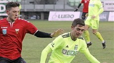 Karvinský záložník Michal Faško si v přípravném duelu kryje míč před... Karvinský záložník Michal Faško si v přípravném duelu kryje míč před...