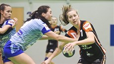 Mostecká Veronika Dvořáková se pokouší uvolnit, brání ji Magda Kašpárková z... Mostecká Veronika Dvořáková se pokouší uvolnit, brání ji Magda Kašpárková z...