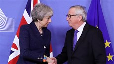 Pedseda Evropské komise Jean-Claude Juncker (vpravo) a britská premiérka...